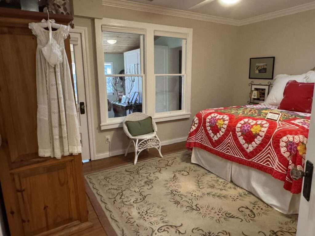 HeritageHomeBedroomandNighgown.photoCindyPitouBurton-1-1024x768